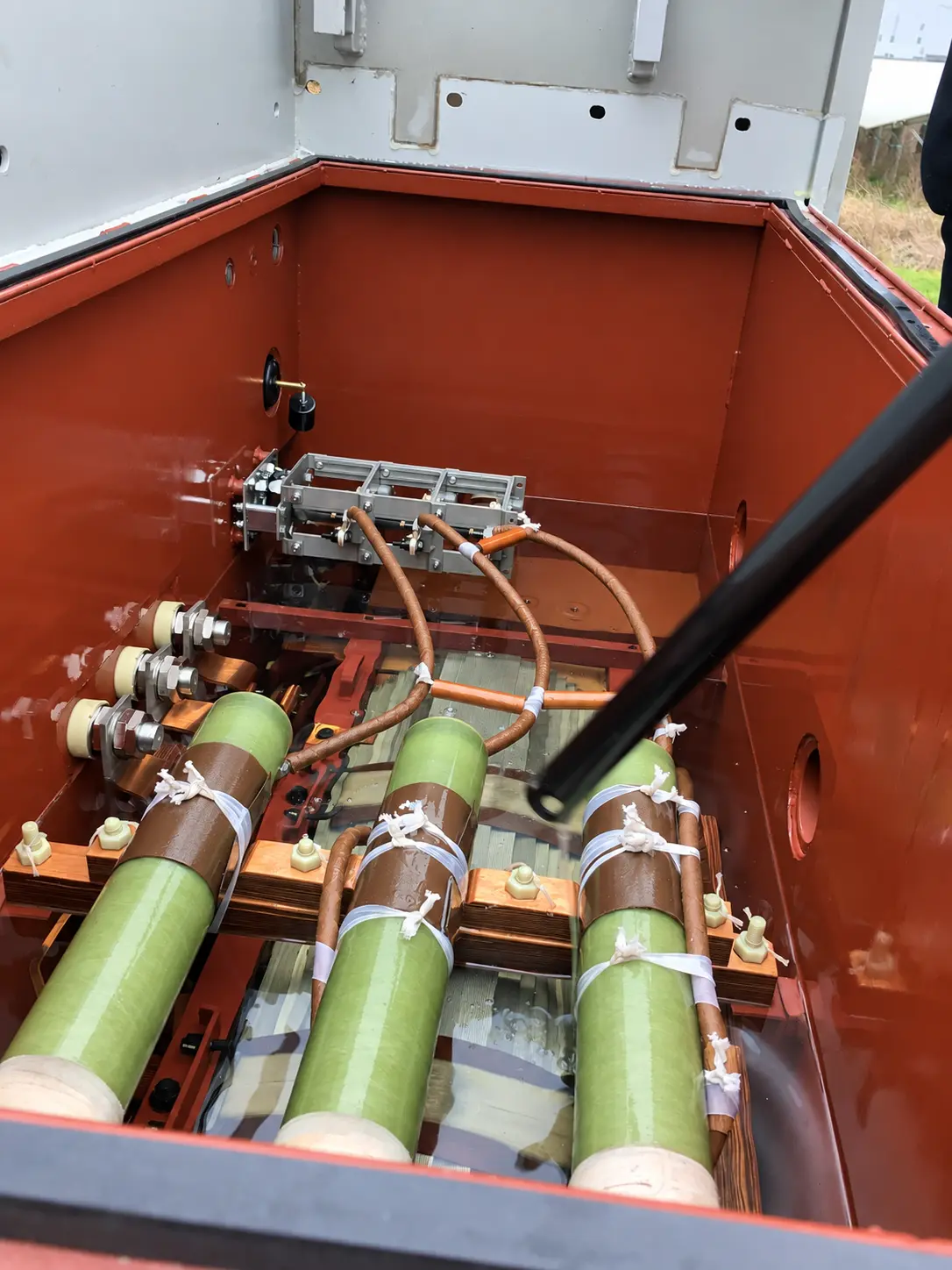 Instalação de fusível limitador de corrente no interior do tanque de um transformador com conexões internas isoladas